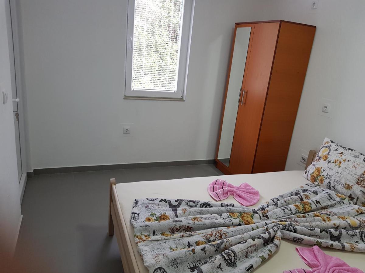 Apartmani Vila Ebra Utjeha Zewnętrze zdjęcie