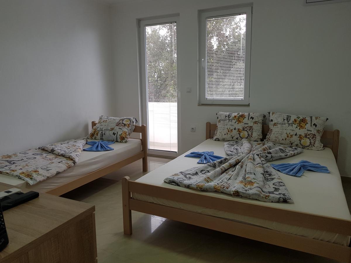 Apartmani Vila Ebra Utjeha Zewnętrze zdjęcie