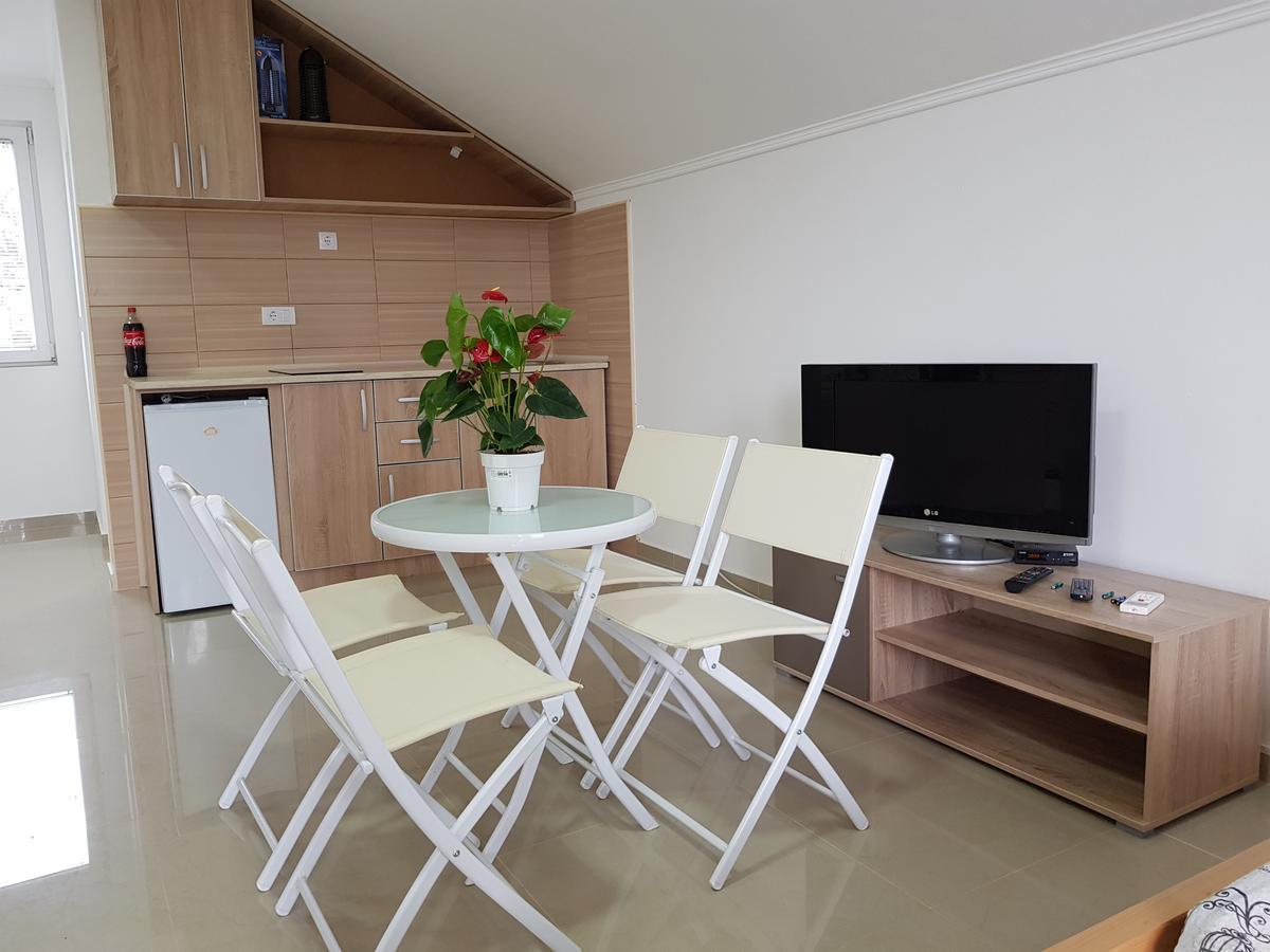 Apartmani Vila Ebra Utjeha Zewnętrze zdjęcie
